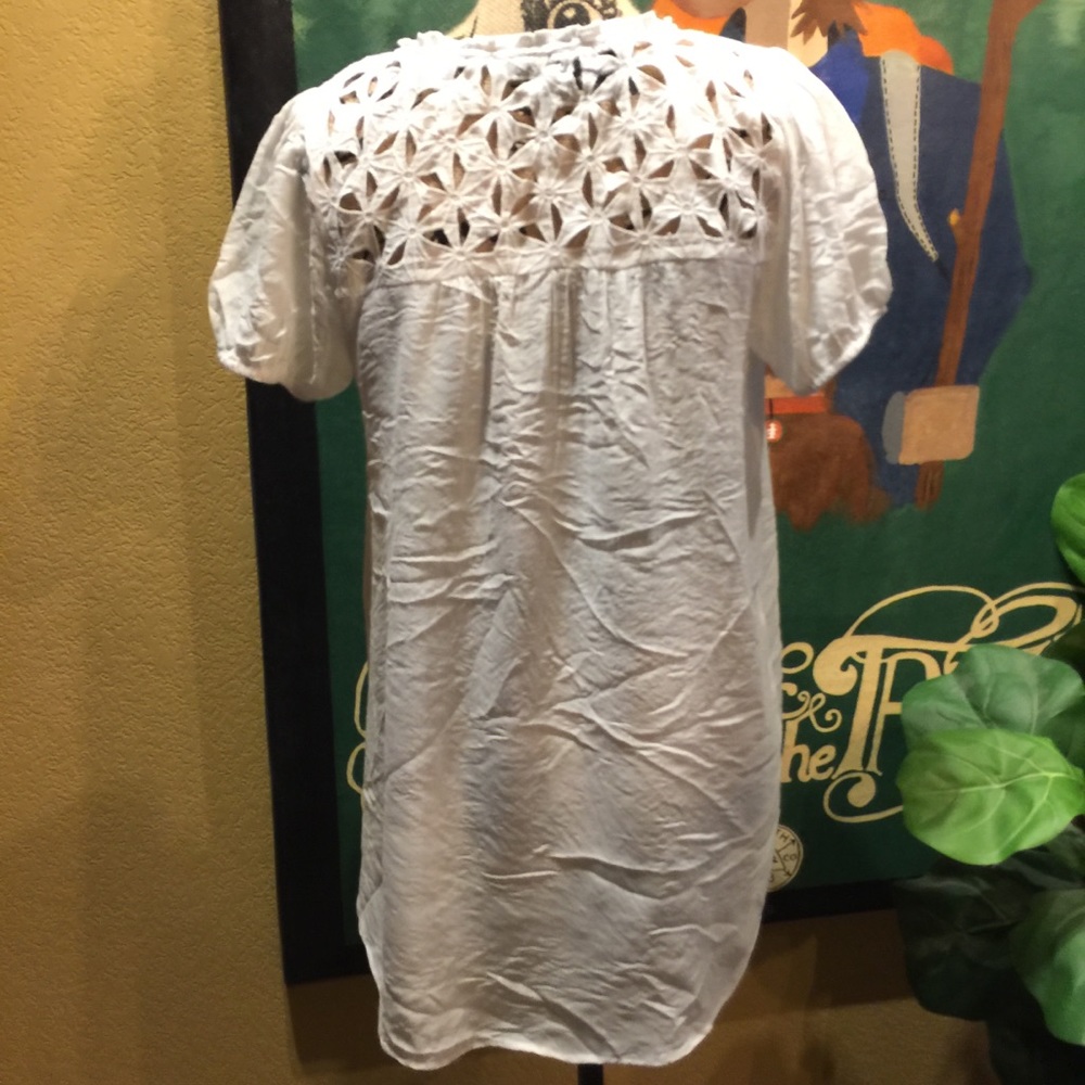 White eyelet cutout embellished Top Short sleeve beaded Hi Lo Hem Feminine - Picture 3 of 7